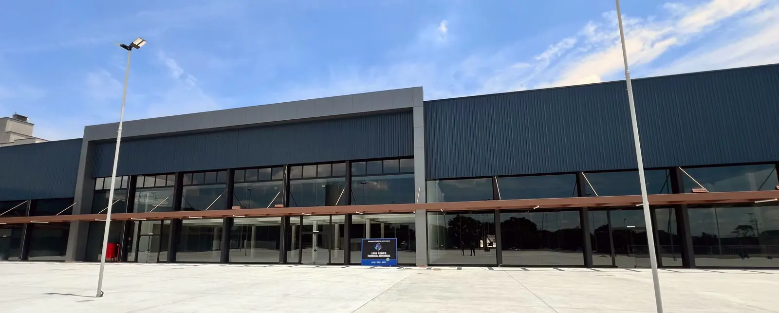 Espaços Comerciais — Fachada Comercial · Vedação Técnica executado pela Leal Glass
